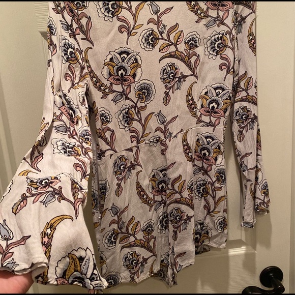 Chic Contemporary Floral Romper - Picture 4 of 4